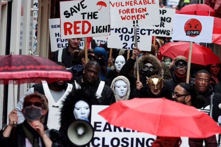 amsterdam |  Sex workers demonstrate to defend the Red Light District