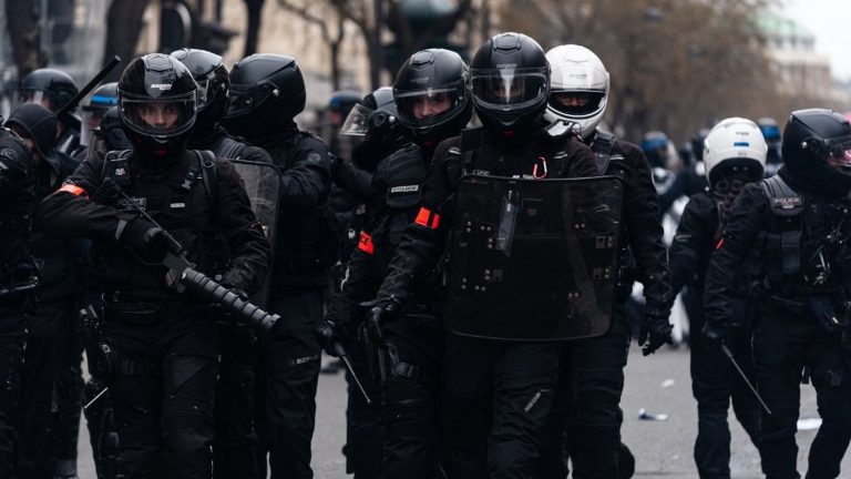 an audio recording reveals intimidation and insults by Brav-M police officers towards demonstrators arrested in Paris