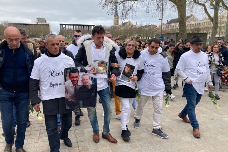 at the white march, the father of the young man asks for justice to be done