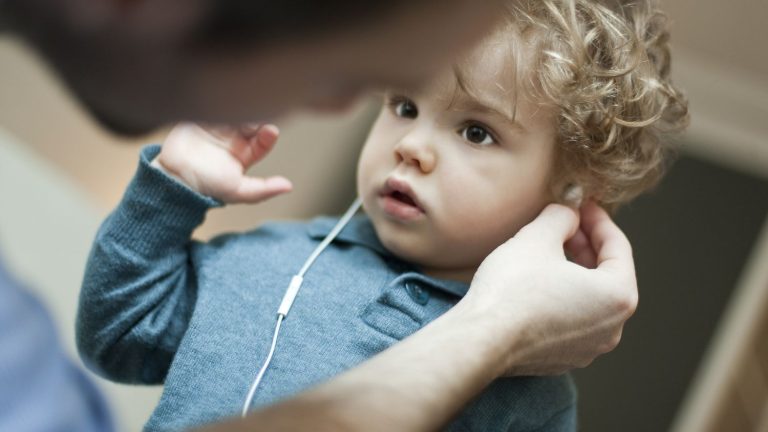 children are “not obliged to spend four hours a day with a helmet”, warns a professor in neuroscience