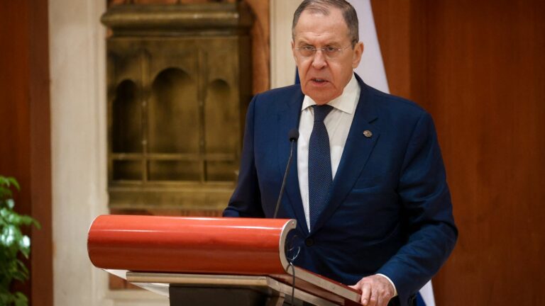 in India, Sergei Lavrov provokes laughter by claiming that the conflict was started “by using Ukrainians”