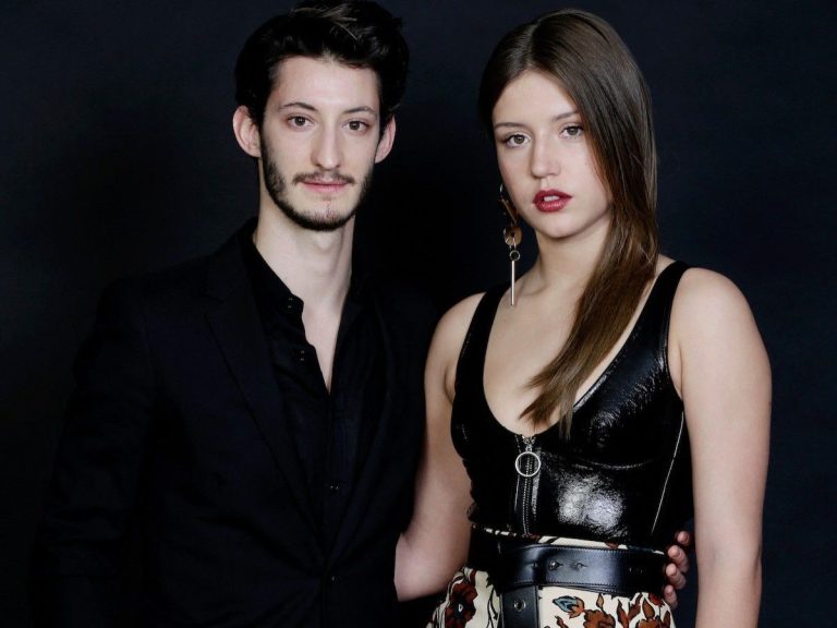 in promotion for “LOL, who laughs, comes out!”  season 3, Pierre Niney reframes Adèle Exarchopoulos in the middle of an interview