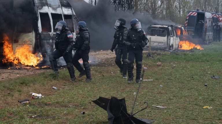 injured demonstrators and gendarmes, mortar fire, burned vehicles… What happened on Saturday in Sainte-Soline?