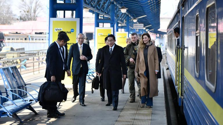 the Japanese Prime Minister visited Boutcha, during a “historic” visit to Ukraine