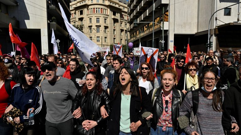 the anger spreads throughout the country, tens of thousands of people in the streets