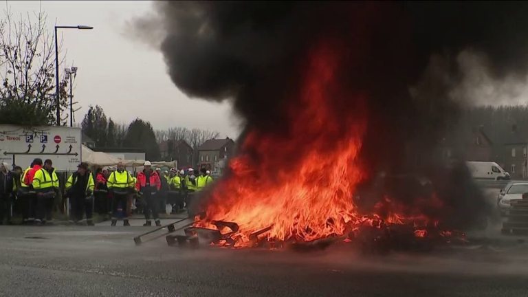 the closure of a sugar factory in the North provokes anger