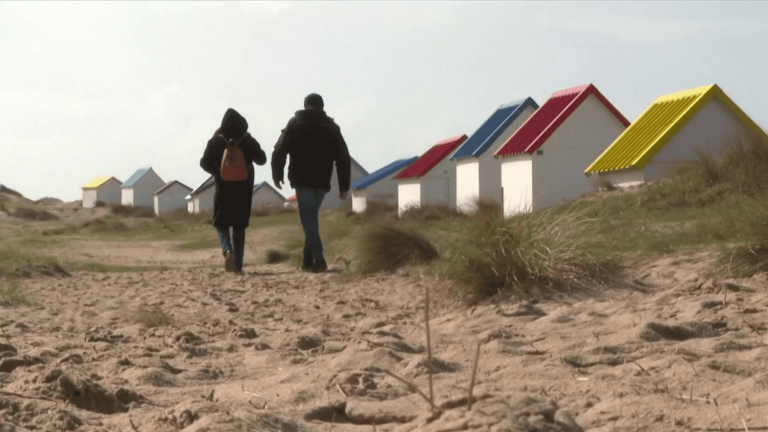 the famous cabins of Gouville-sur-Mer threaten the natural heritage