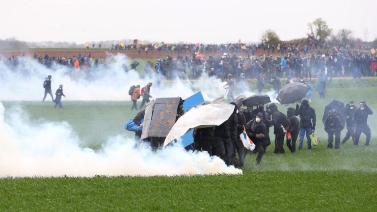 the first clashes broke out between demonstrators and the police in Sainte-Soline, two gendarmerie cars on fire