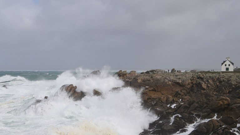 the four Breton departments kept on orange alert for risks of “waves-submersion”