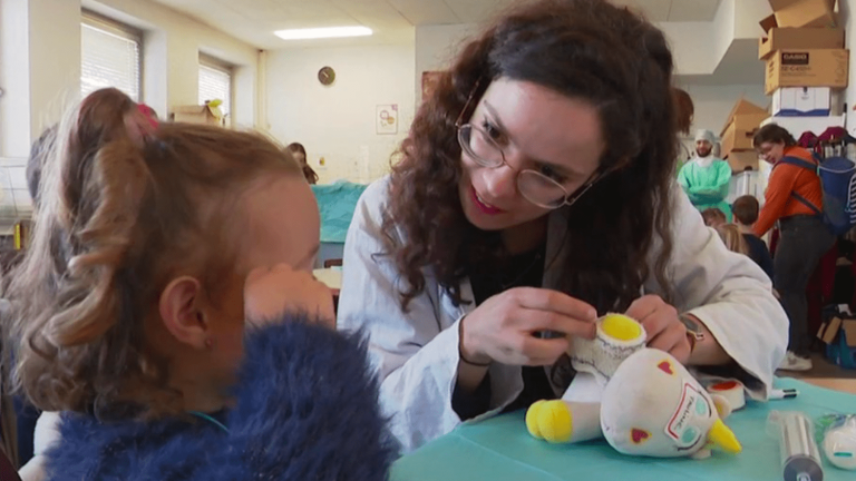 the “teddy bear” hospital in Dijon welcomes children to raise their awareness of medicine