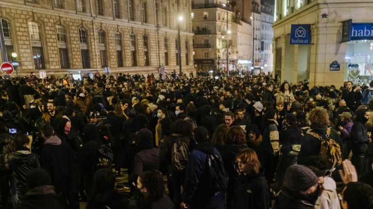 these nocturnal demonstrations “to tears” which are added to the union mobilization