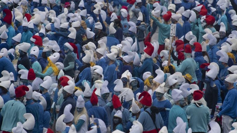 thousands of smurfs swarmed over Landerneau in an attempt to set a new world record