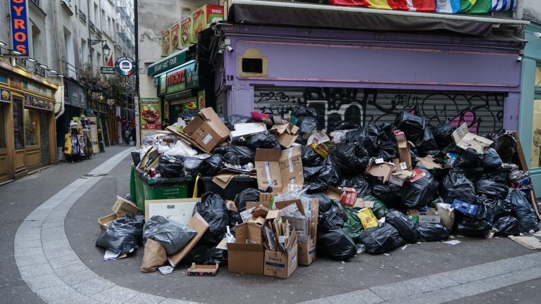 three questions about the garbage collectors’ strike in Paris?