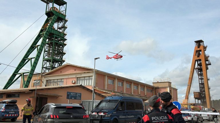 three workers trapped 900 meters deep in a mine