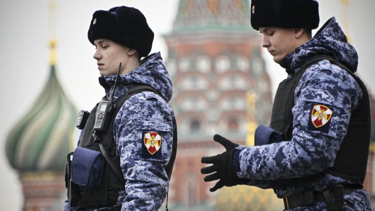 video of Moscow bar patrons being forced by FSB agents to sing the national anthem goes viral in Russia