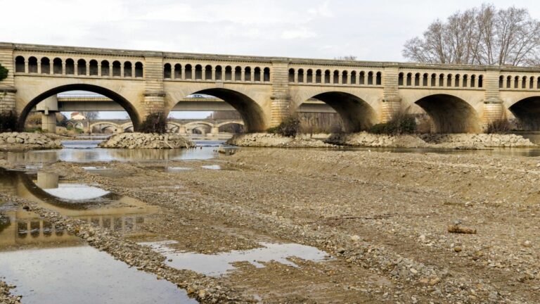 we explain to you why the soils are sorely lacking in water in France