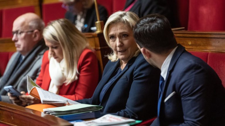 what strategy for Marine le Pen, who says she will “not help put out the fire”?