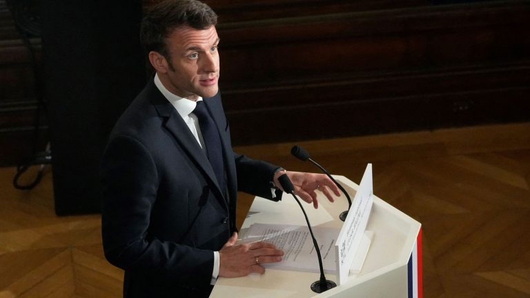 why Emmanuel Macron favors abortion and the end of life over the debate on pensions