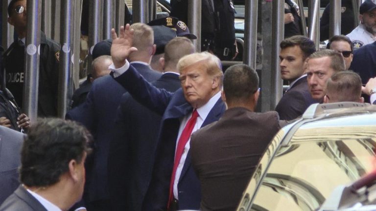 DIRECT.  Donald Trump, arriving at Manhattan Criminal Court, considers it “surreal” to have to appear in court