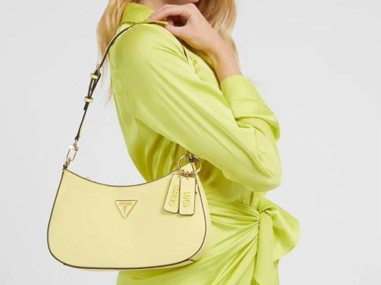 4 iconic Guess bags for less than €100 on the Galeries Lafayette website