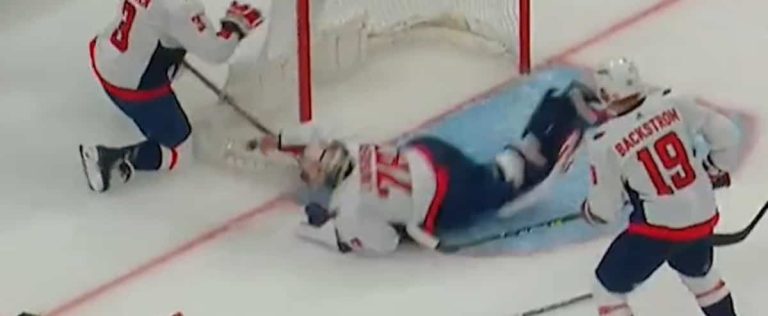 [À VOIR] An incredible bare-hand save for Charlie Lindgren