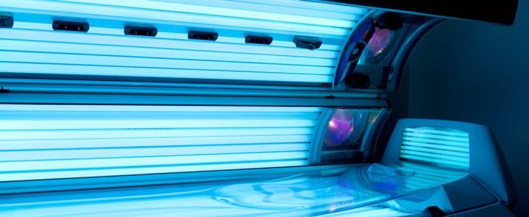 Addicted to tanning beds: a young adult paid dearly for his tanned complexion