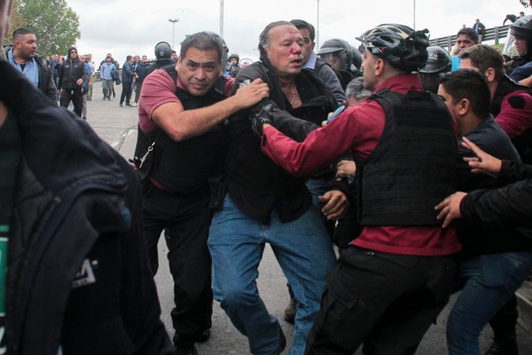 Argentina |  An elected official assaulted by demonstrators after the murder of a bus driver