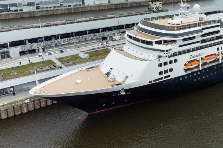 Beginning of the tourist season |  The first cruise passengers arrive in Montreal