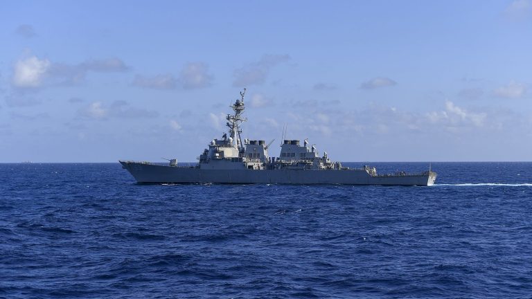 Beijing simulates a “closure” of the island and denounces the “intrusion” of an American destroyer in the South China Sea