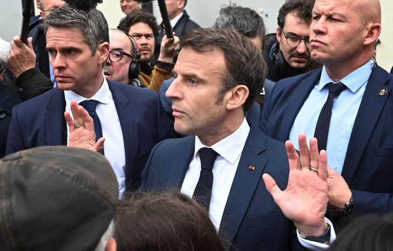 Booed, Macron says “hear the anger”, but wants to continue to go on the ground