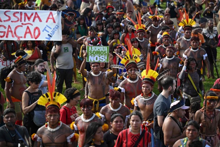 Brazil |  Thousands of indigenous people defend their right to land in Brasilia