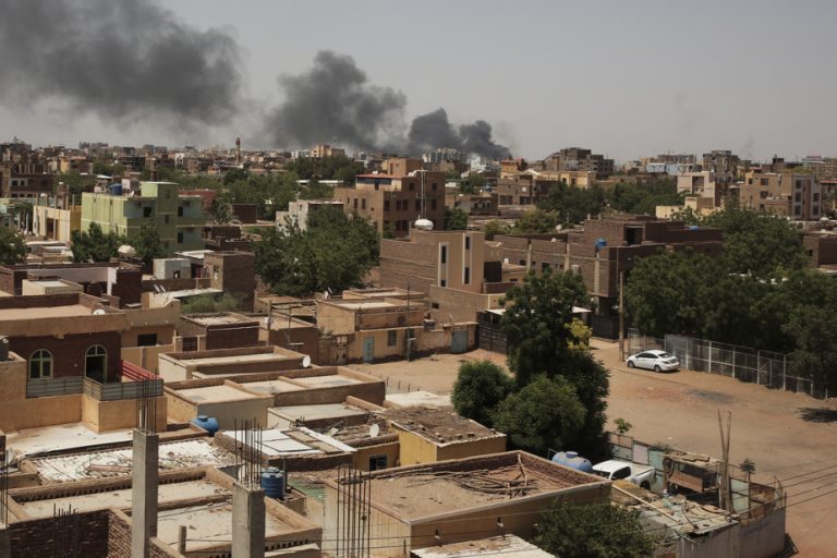 Conflict in Sudan |  First foreign civilians evacuated, fighting enters second week