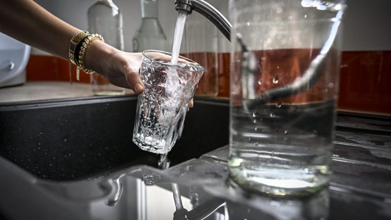 Contamination of tap water by a pesticide: should we be worried?