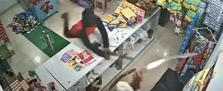 Convenience store robbery with machete: he pulls out a saber to defend himself