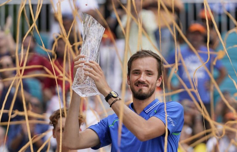 Daniil Medvedev defeats Jannik Sinner to win Miami Open