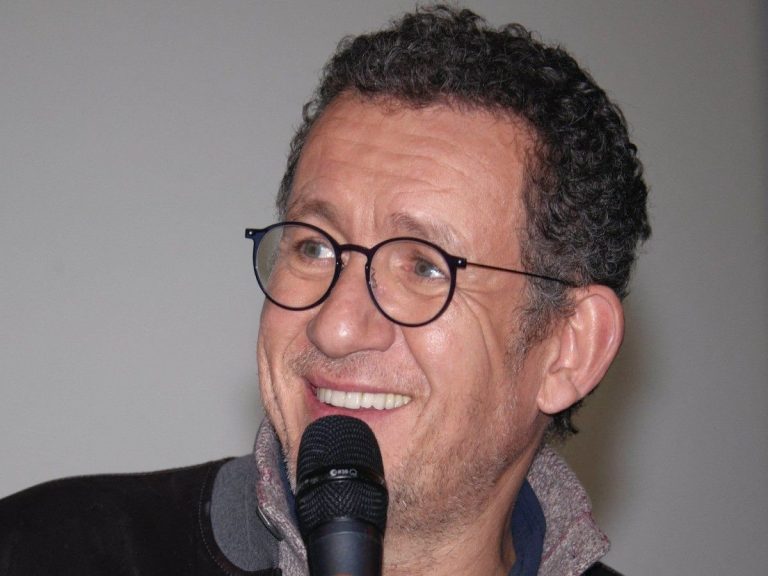 Dany Boon ticks on Anne-Elisabeth Lemoine’s look in “C à Vous”… Live style lesson!