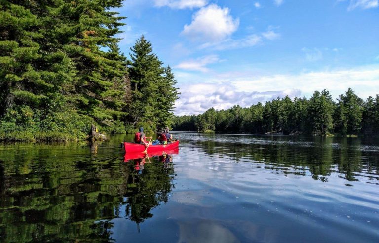 Day after day, to the rhythm of the canoe