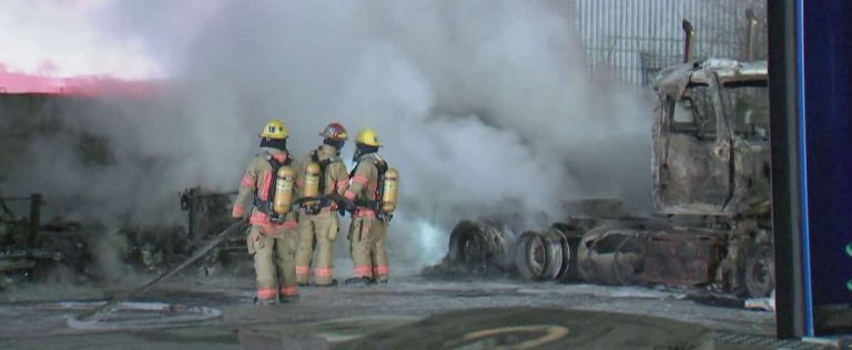 Dorval: a fire burns dozens of trucks in the middle of the night