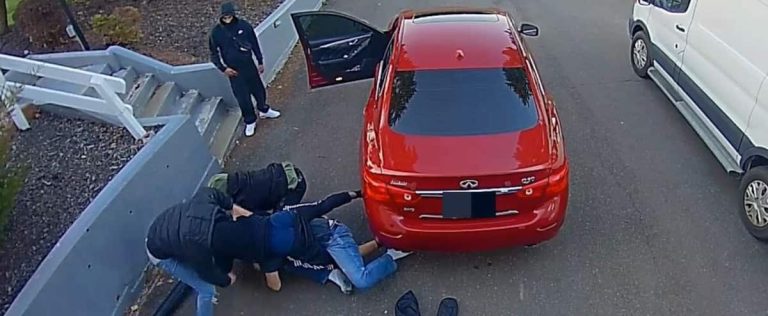 [EN VIDÉO] He protects his car against 4 thieves