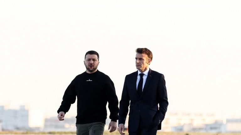 Emmanuel Macron and Volodymyr Zelensky “discussed the steps to come in the organization of a summit for peace”, assures the Elysée