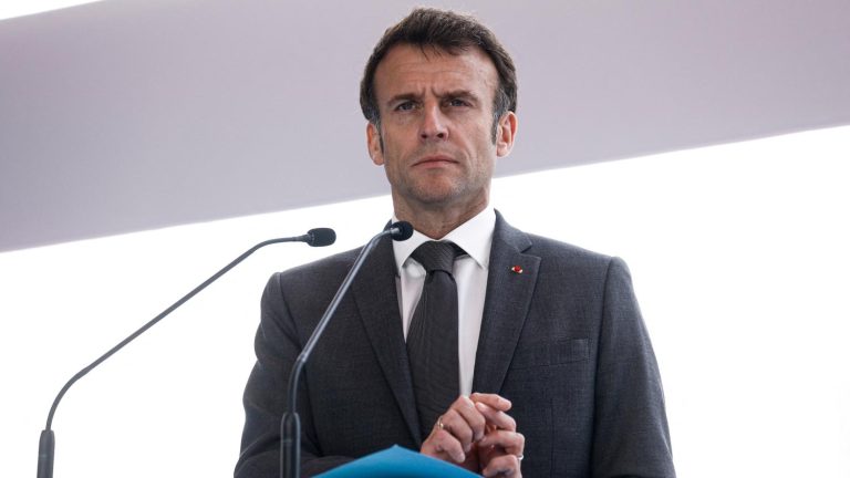 Emmanuel Macron intends to return to the country “in the coming weeks” or “months”