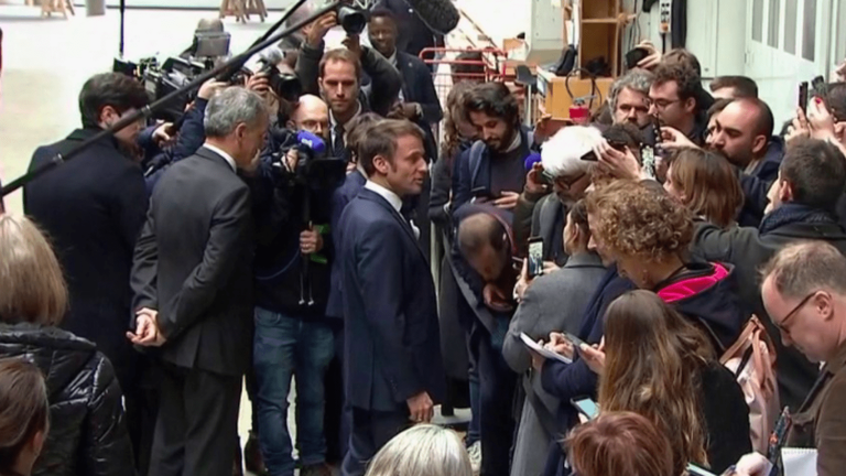 Emmanuel Macron welcomed by a concert of pans in the Bas-Rhin