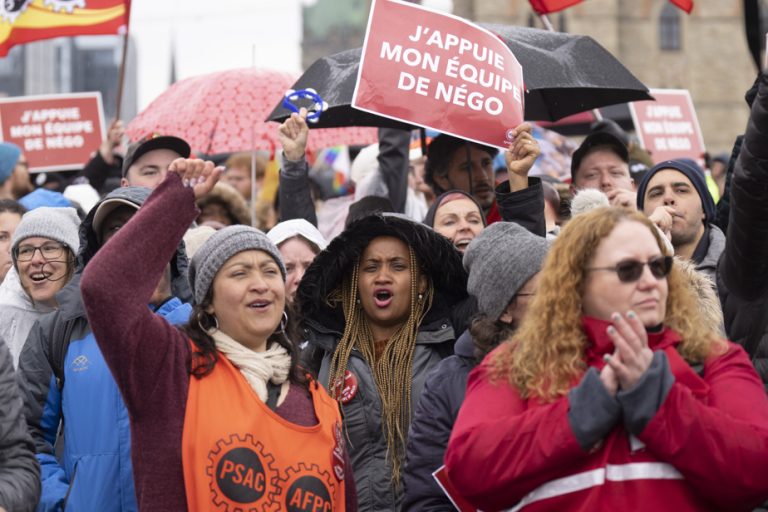 Federal Civil Service |  Striking civil servants demonstrate at the Lacolle border crossing