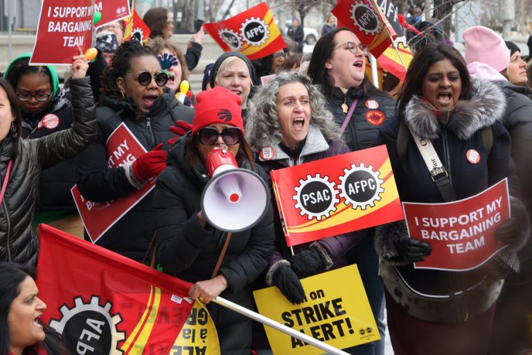 Federal officials |  PSAC members vote in favor of a strike mandate