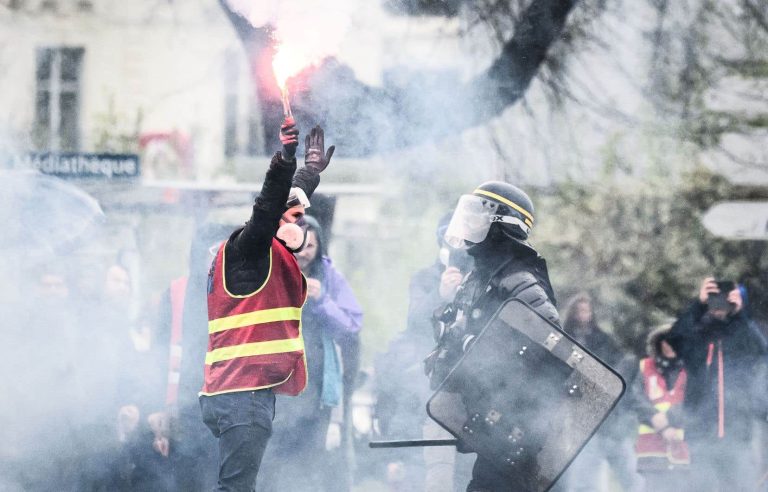 Fewer protesters against pension reform in France, before a crucial decision