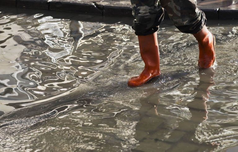 First significant floods are reported in Quebec