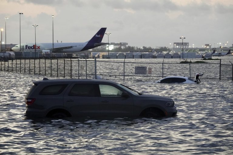 Florida |  Heavy rains force closure of Fort Lauderdale International Airport