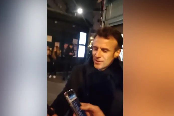 France |  Emmanuel Macron filmed singing in the street