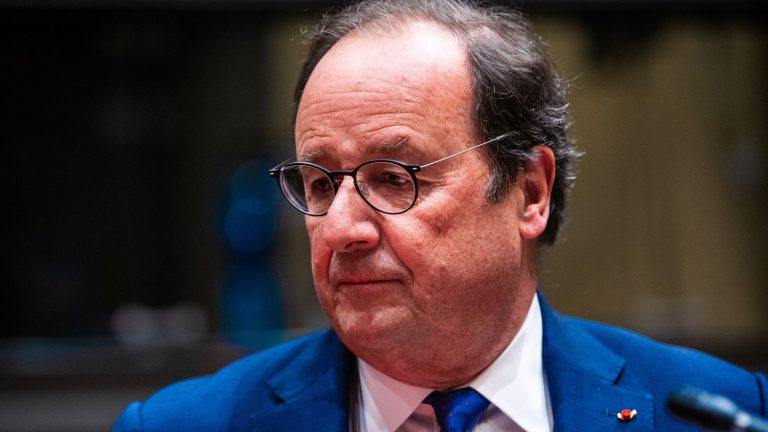 François Hollande trapped by two Russian comedians