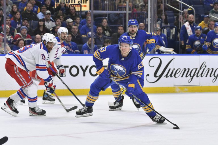 Friday in the NHL |  Devon Levi fends off 32 pucks in Sabers win